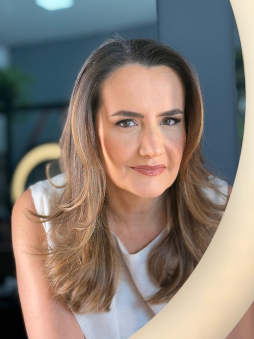 Paciente feliz após rinoplastia em Juiz de Fora - Resultados da Dra. Rosana Caiaffa